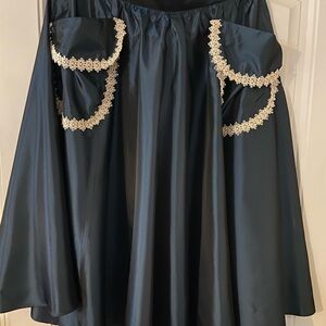Elegant Black Skirt with Lace Trim L